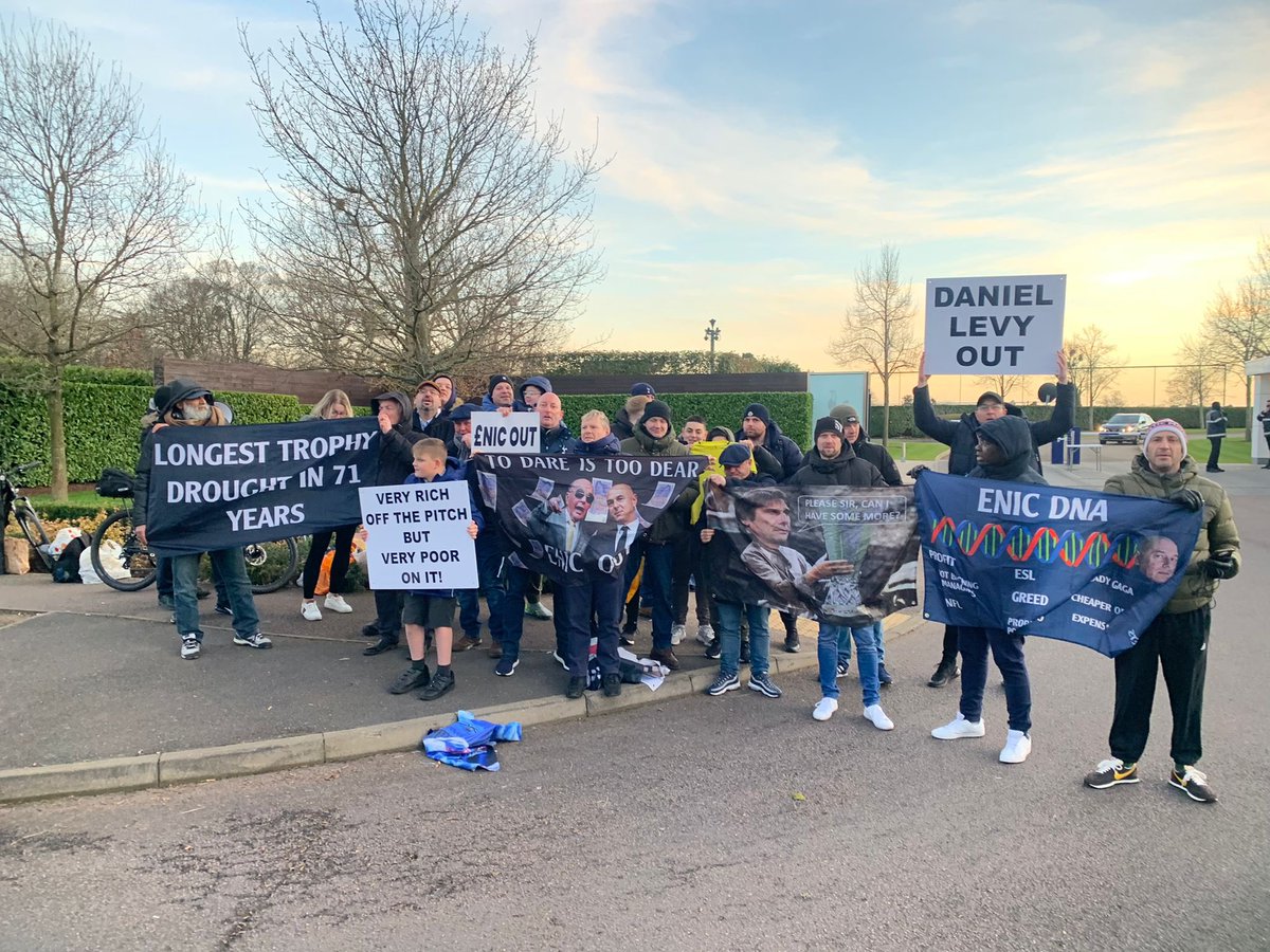 iamAlexHowell's tweet image. A busy day at #THFC for transfer deadline day but that’s not the only thing going on. A group of fans are protesting against the board and ownership at the training ground. More on @BBCSport