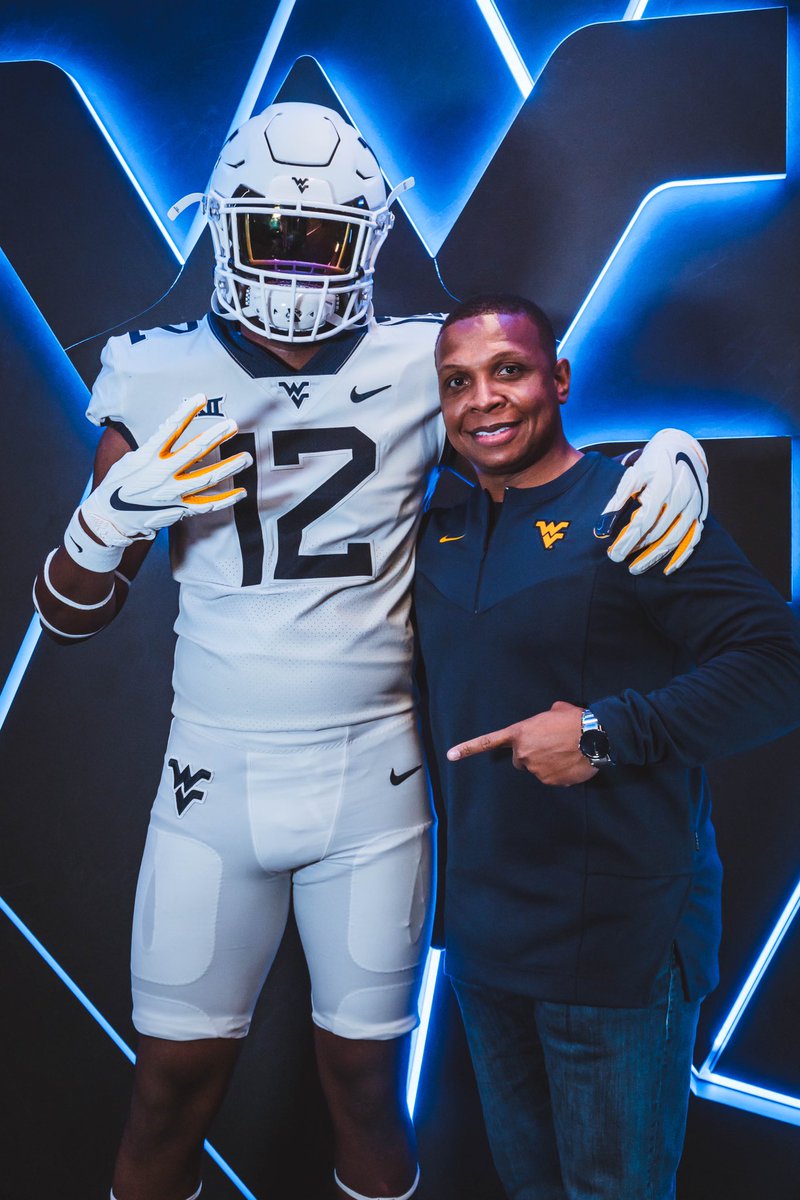 Mill12k's tweet photo. Mountaineers show me sum love!!!🔵🟡 #TrustTheClimb @CoachChadScott @NealBrown_WVU #notcommitted https://t.co/7IfXDezJSr