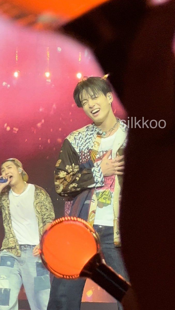 EBOYYJK's tweet photo. jungkook looking at armys with /that/ smile and hand on his heart https://t.co/kSCMfzfxVz