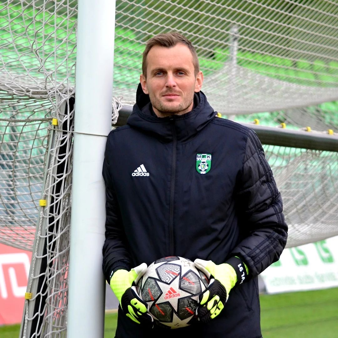 🇸🇰 Pavol Bajza in BU1 Light Neon Yellow 🧤 on initial shooting for his new club MFK Karviná
 - wish you all the best mate 🤞  #bu1family 

#goalkeeper #football #soccer #goalkeepertraining #goalkeepers #goalkeepergloves #gk #portero