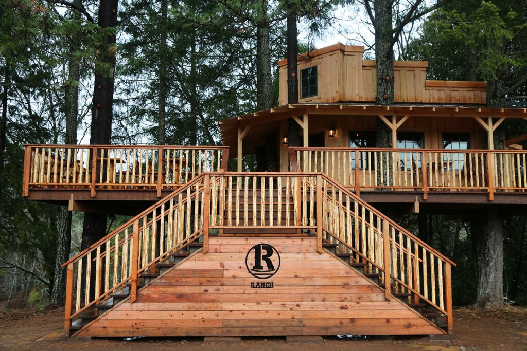 One of our winery partners has an amazing treehouse on their property that was featured in last year's Miracle Auction! Check out this article about Augustino Estate &amp; Vineyard. #oregonwine mailtribune.com/lifestyle/2022…