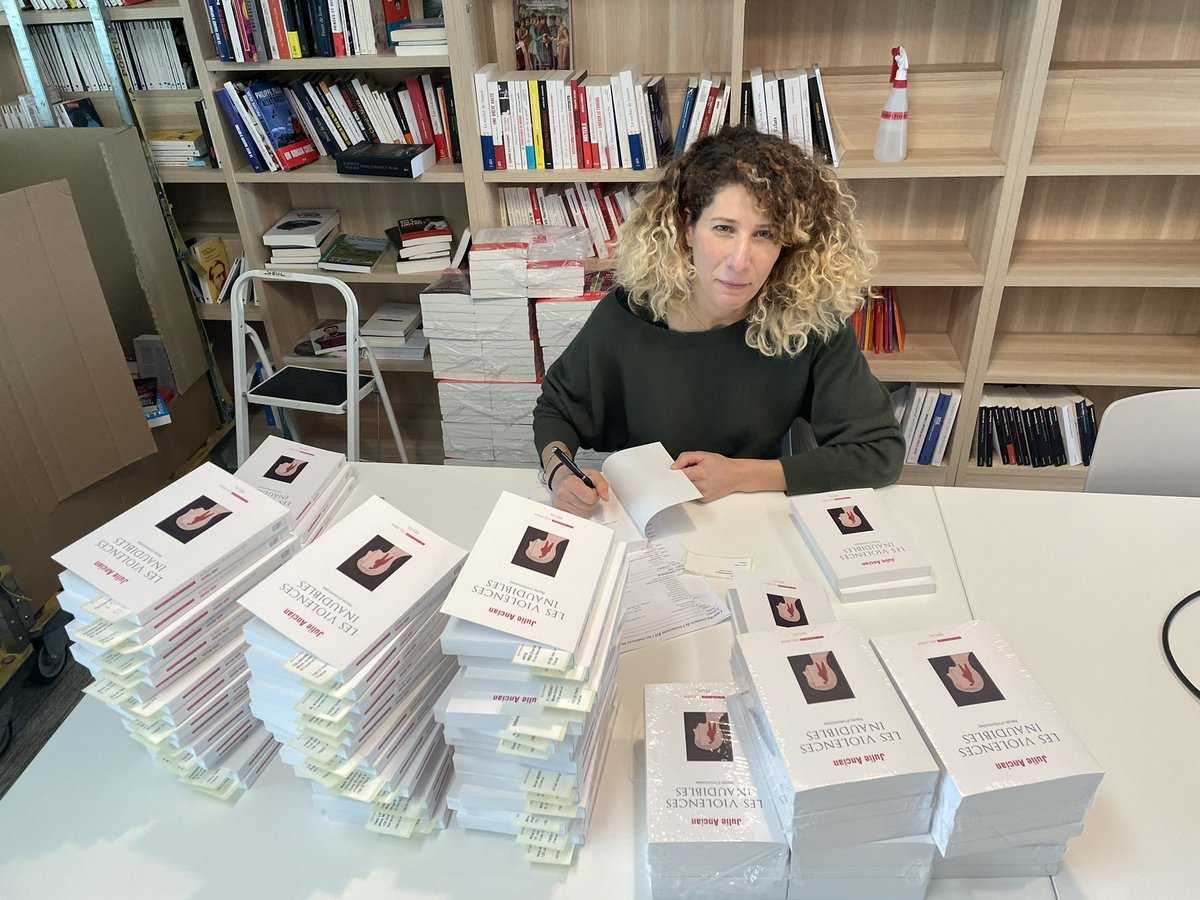 DrJulieAncian's tweet photo. Joie! Le livre est arrivé // Happiness! The book has arrived 😊 Many thanks @Jclarini @EditionsduSeuil for your support & @hannabarczyk for the beautiful illustration! #lesviolencesinaudibles #neonaticide #infanticide #maternité #procreation #contraception https://t.co/dhWQDaQbuY