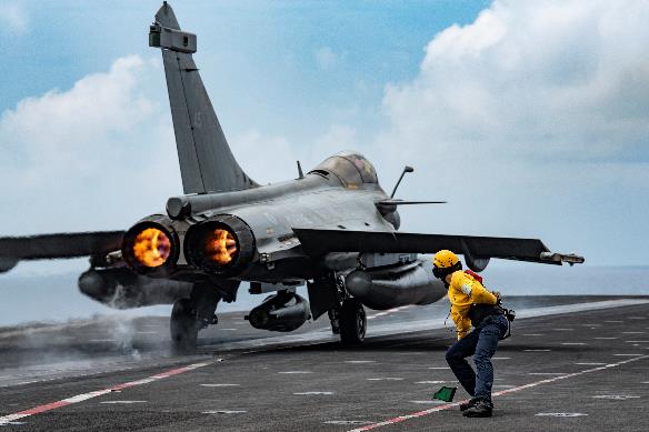 Bienvenue sur le compte officiel du groupe aéronaval français #FrenchCSG, constitué autour du porte-avions nucléaire #CharlesDeGaulle !
Suivez-nous pendant le déploiement #CLEMENCEAU22, avec l'intégration de bâtiments de combat <a href="/MarineNationale/">Marine nationale</a> <a href="/Armada_esp/">Armada</a> <a href="/NavyGR/">Πολεμικό Ναυτικό</a> <a href="/USNavyEurope/">U.S. Naval Forces Europe-Africa/U.S. 6th Fleet</a> !