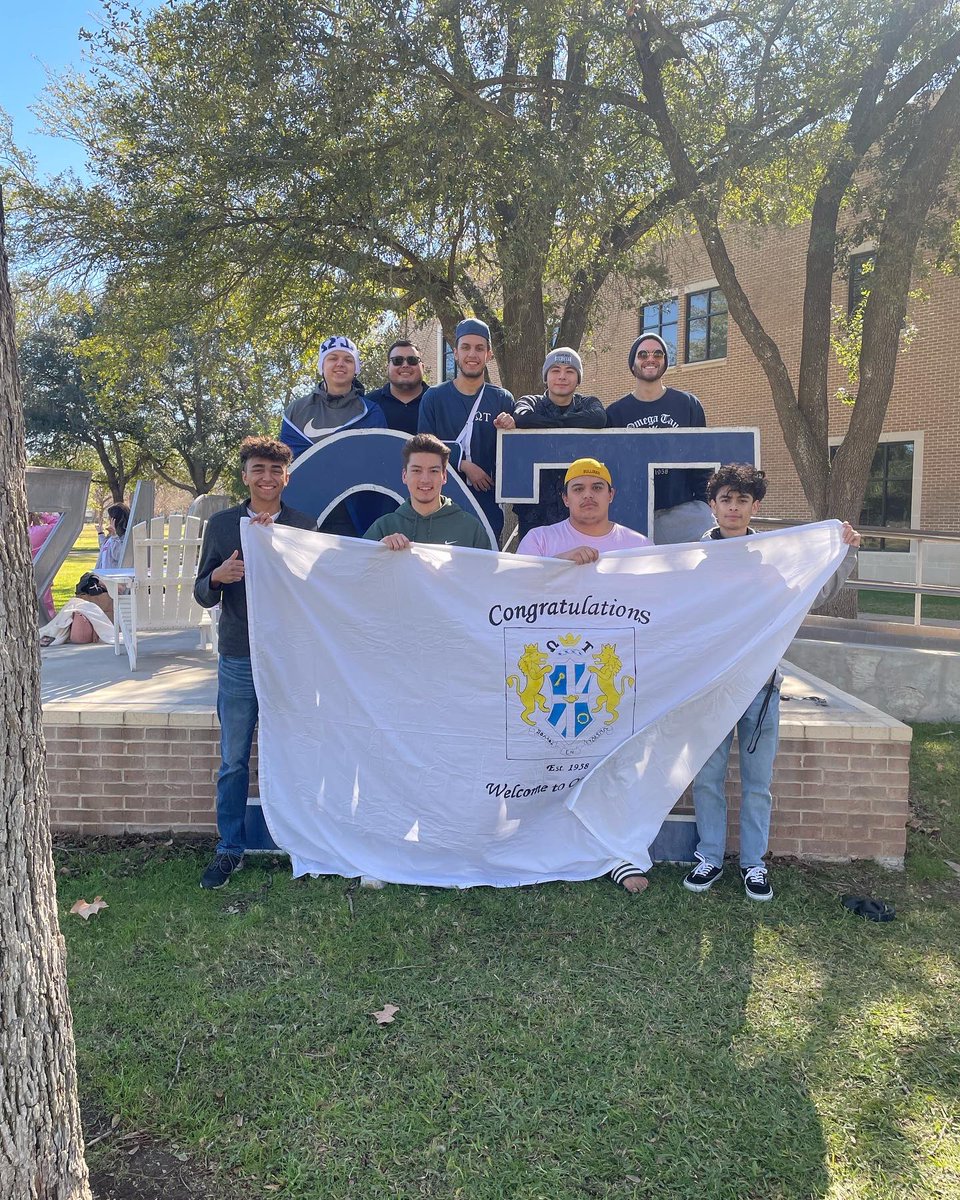 OmegaTau58's tweet photo. ΩΤ Bid Day 2022 ⚪️🔵🦁 https://t.co/4j6mtVTnpJ