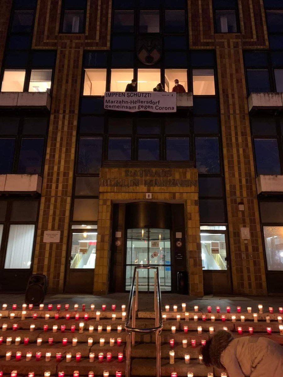 Solidarität und Zusammenhalt, statt verschwörungsideologisch motivierter Hetze! Ein deutliches Zeichen setzen: so geht es. Heute vor dem Rathaus Marzahn, organisiert vom Bündnis für Demokratie und Toleranz Marzahn-Hellersdorf. #mahesolidarisch #solidarischekiezemh