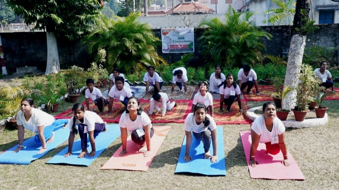 dgpyogafitness's tweet photo. सूर्य नमस्कार केवल आस्था से शीष झुकाना नहीं है, सूर्य नमस्कार कुछ आसनों का संग्रह है। निरन्तर उपयोग से  हमारा शारिरिक  तथा मानसिक दोनो ही रूपों में विकास होता है | #75millionsuryanamaskar #AzadiKaAmrutMahotsav 
#75crore_suryanamaskar 
@75suryanamaskar @moayush @art_debasmita https://t.co/Co4F7NTeFf