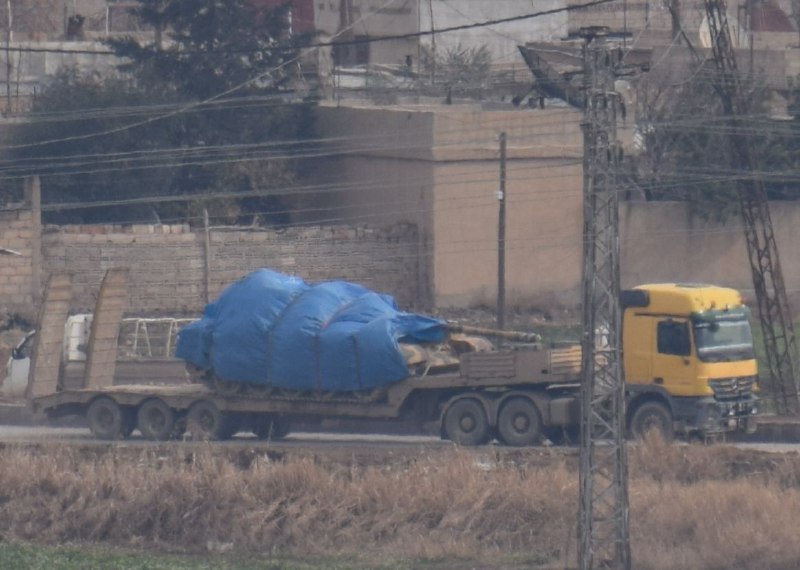 mardinipekyolum's tweet photo. #Suriye’nin #Kamışlı kenti çevre yolundan geçen iki tır, üzerinde #tanklar olduğu #Mardin’in #Nusaybin ilçesinden görüntülendi.
Kamışlı’da tank sevkiyatı görüntülendi!
https://t.co/MIjc6BybSy https://t.co/LGBGgnE9LZ