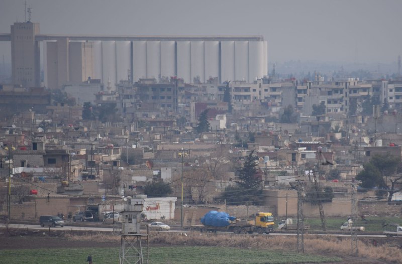 mardinipekyolum's tweet photo. #Suriye’nin #Kamışlı kenti çevre yolundan geçen iki tır, üzerinde #tanklar olduğu #Mardin’in #Nusaybin ilçesinden görüntülendi.
Kamışlı’da tank sevkiyatı görüntülendi!
https://t.co/MIjc6BybSy https://t.co/LGBGgnE9LZ