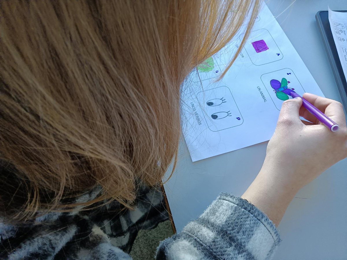 ConsolacionOnda's tweet photo. La interioridad nos fortalece, nos calma y nos orienta, animándonos a afrontar los retos de nuestro día a día. Cultivamos la interioridad de nuestros alumnos ofreciéndoles dinámicas en la que mirar su propio interior y comunicarse con ellos mismos. #ConsolaciónEduca #Consotubers https://t.co/A7oryNGMWL