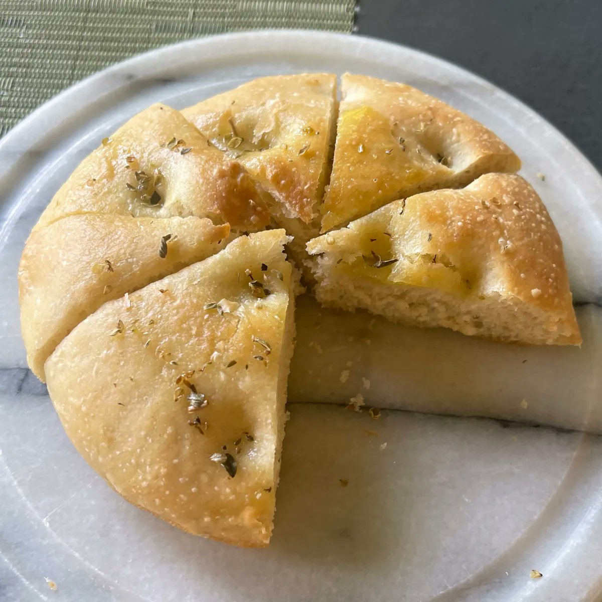 Piave chunks or Focaccia for the table? 😋 We’d pick both to properly begin our meal at Giorgio’s Bar and Table. 
Call us at (713) 413-1000 or visit OpenTable to make a reservation.
#hotelgranduca #granducahouston #luxuryhotel #houstonhotel #italian #italianhotel #uptownhouston