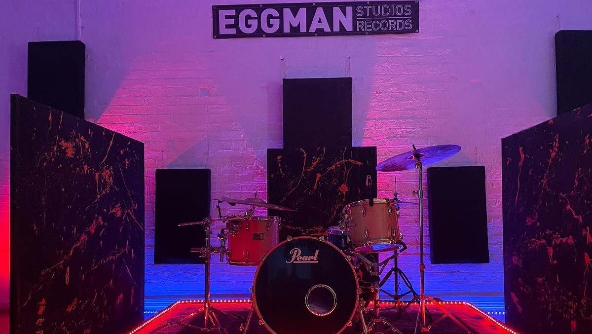 eggman_studios's tweet photo. Sound absorbing drum riser built and looking the part 

Who needs framing when you have widden pallets!? 

For any studio enquiries drop us a message ! https://t.co/o3yzOc96E3