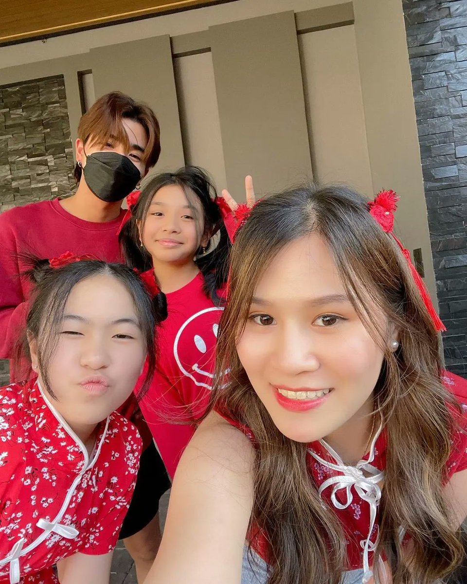 SaintPerthMW's tweet photo. 🖤♪–Perth Tanapon–♪🐯
IG || 31/01/22

🐯 Feliz año nuevo chino 🧧 2022 🏮

😘🐯 Tan lindo nuestro tigre con su familia 🎉😍

#KDPPE #PerthTanapon #perthppe https://t.co/hEEKgjcDDJ