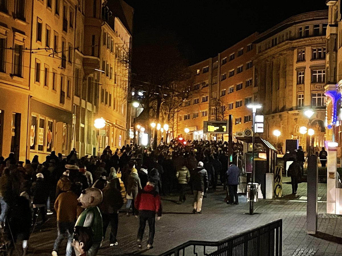 Die „Rote Linie“ in Plauen

Erneut spazieren Hunderte Bürger durch die vogtländische Metropole. 

Die Forderung: Frieden, Freiheit, Selbstbestimmung!

DER III. WEG: Folgt uns bei Telegram! t.me/derdrittewegvo…

#plauen #vogtland #derdritteweg #IIIweg #dritteweg