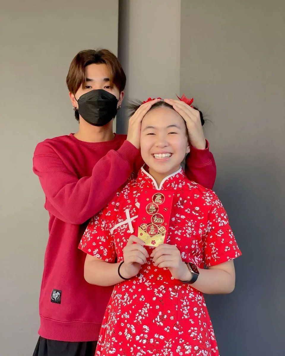 SaintPerthMW's tweet photo. 🖤♪–Perth Tanapon–♪🐯
IG || 31/01/22

🐯 Feliz año nuevo chino 🧧 2022 🏮

😘🐯 Tan lindo nuestro tigre con su familia 🎉😍

#KDPPE #PerthTanapon #perthppe https://t.co/hEEKgjcDDJ