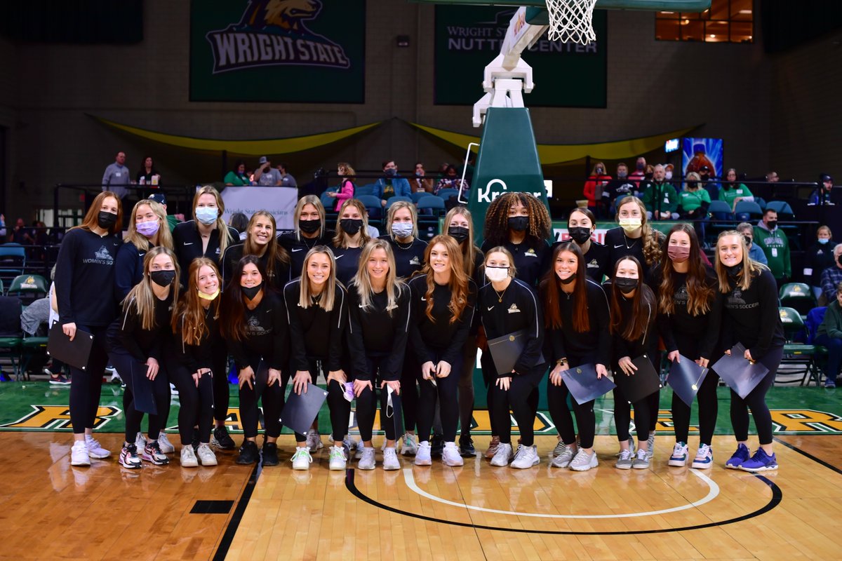 STUDENT-athlete 📚

It’s always fun to receive a little on-court recognition for our academic achievements!

#RaiderUP | #RaiderFamily
