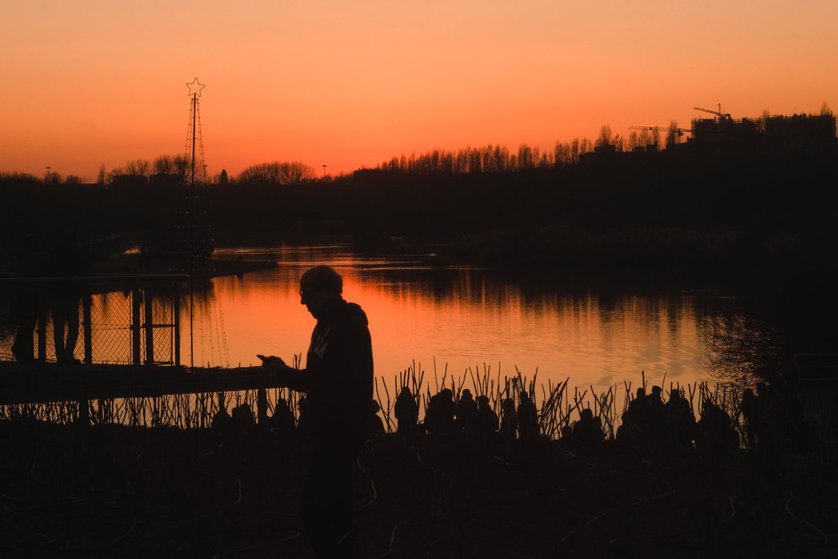Gm/Gn! 

The colder the nights the better the colors 

#streetphoto #streetphotography #streetphotographer #milan #sunset <a href="/StreetEvolution/">Street Evolution</a> #photography #photooftheday