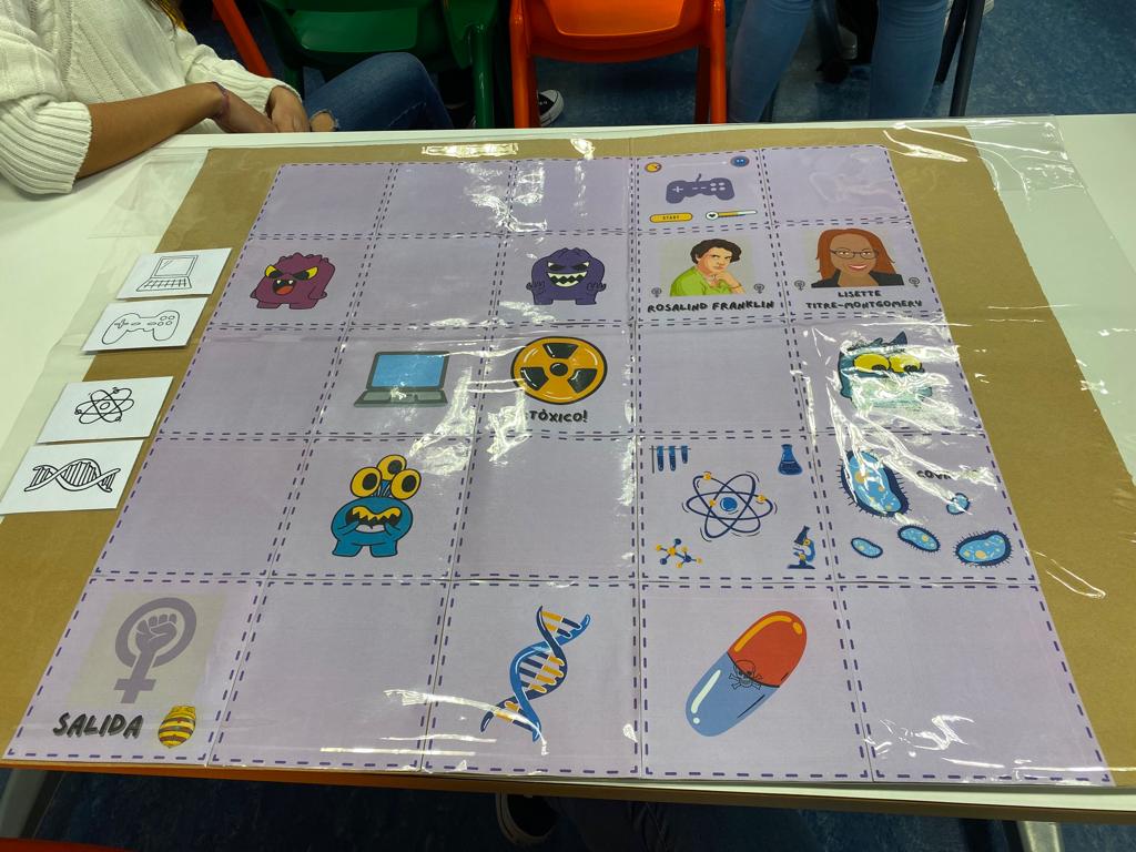 al387790's tweet photo. Hoy en clase de #MI1855A hemos enseñado nuestra alfombrilla para dar a conocer a dos mujeres del campo del STEAM mediante el Bee-bot 🐝, Lisette Titre-Montgomery y Rosalind Franklin. Además hemos podido probar las alfombrillas de nuestros compañeros/as☺️ https://t.co/RsHlOwDY3z
