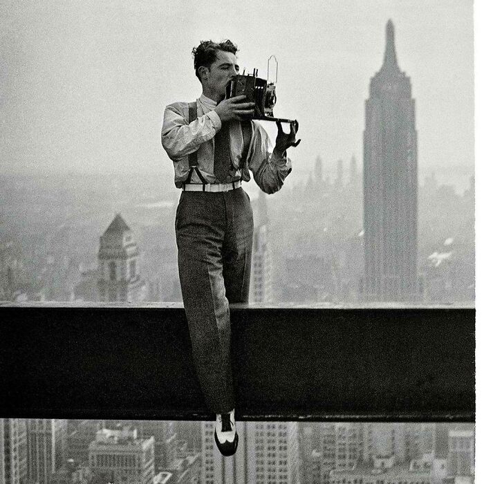 JamesLucasIT's tweet photo. Conoscete la celebre immagine degli operai che pranzano su un grattacielo di New York? Ecco il fotografo Charles Ebbets mentre scatta quella foto. https://t.co/W3UA0EG9jD