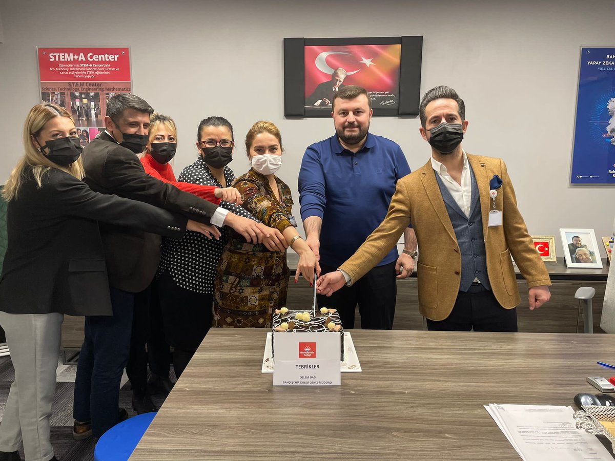 600 KAYIT 🎯 2022/2023 Eğitim Öğretim Yılı Erken Kayıt döneminde Sayın Genel Müdürümüz Özlem Dağ’ın göndermiş olduğu pasta ile hedefi gerçekleştirmenin sevincini tüm yönetim ekibimizle kutladık. 💙❤️ #başarısenintercihin