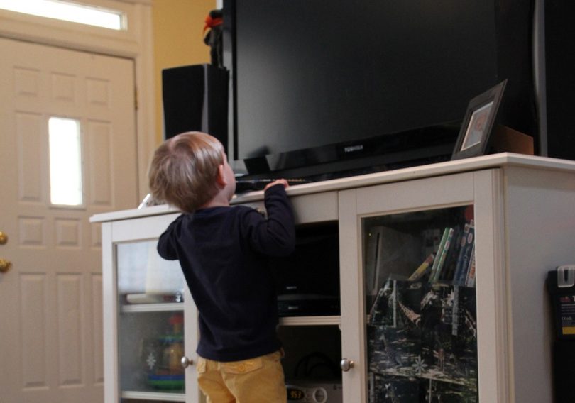safekidsri's tweet photo. Be sure to secure all furniture, including TVs, to prevent injuries from a tip-over. #furnituretipoverpreventionweek https://t.co/l1k5riEbNu https://t.co/Qy6mhrLynI