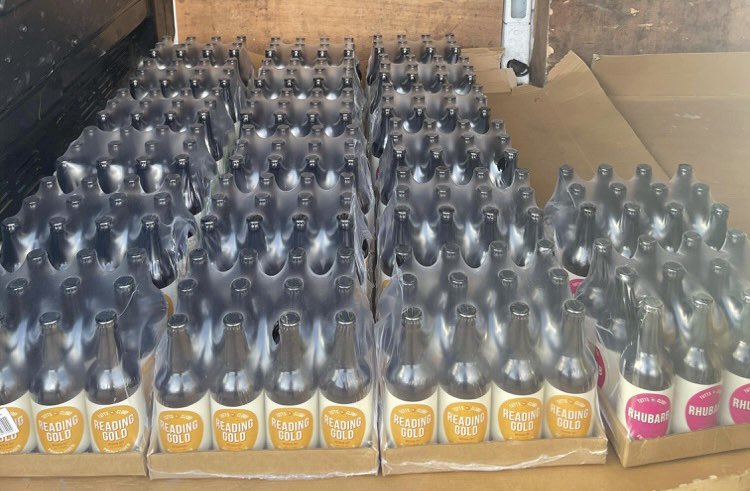tuttsclumpcider's tweet image. Another big #tuttsclumpcider bottle top up this afternoon for @RebellionBeer #TraditionalFarmhouse #ReadingGold #Rhubarb 😊 #essentialsupplies #supplychain #propercider #fruitcider