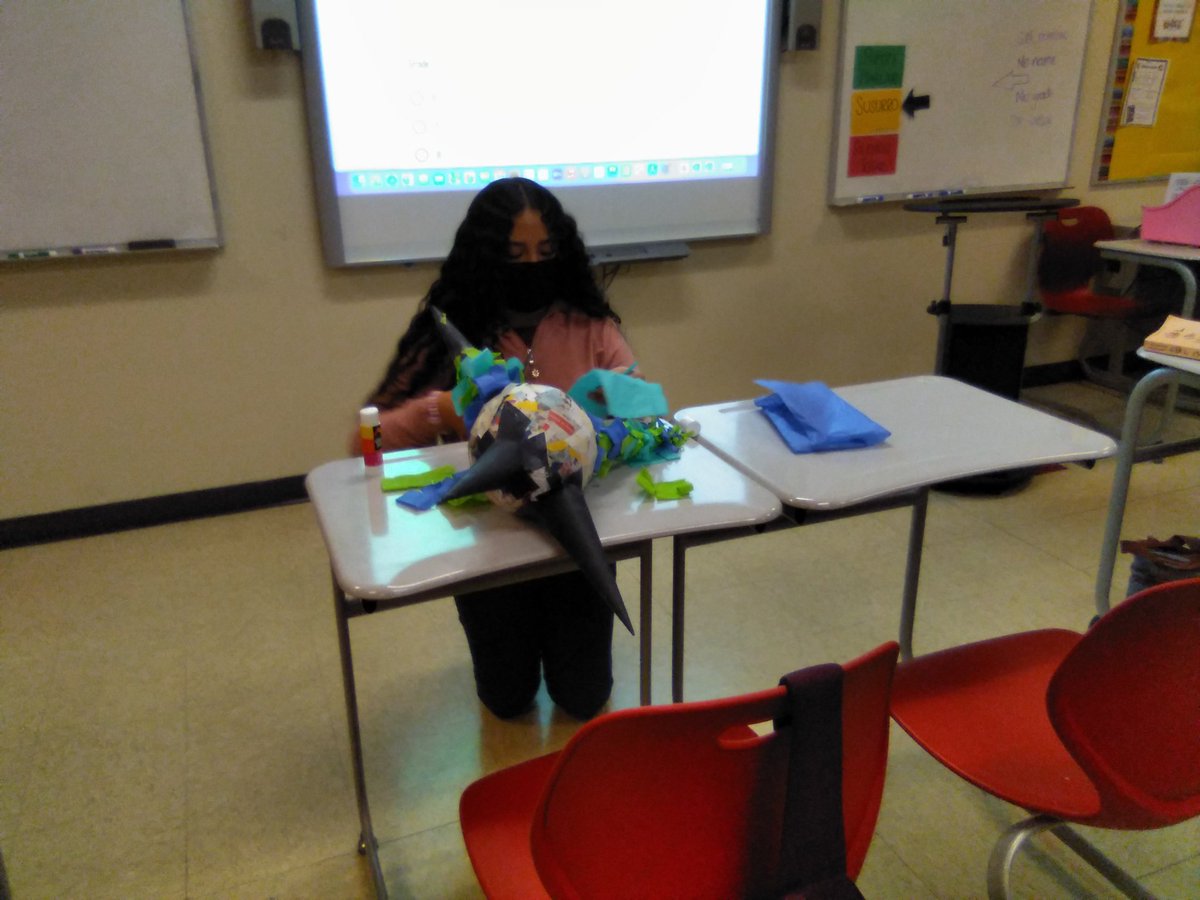 KarysMex's tweet photo. Piñatas...siempre hay excusa para hacerlas...WIN Time
@ParticipateLrng 
#unitingourworld https://t.co/FxVPm3UZv8