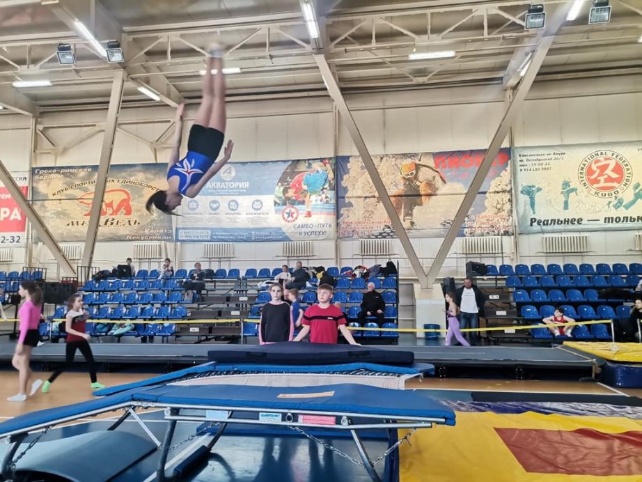 В Комсомольске-на-Амуре завершилось первенство края по прыжкам на батуте. Медали разыгрывались в 4 возрастных категориях среди юношей и девушек. Лучшие из них представят регион на всероссийских соревнованиях «Надежды России»

minsport.khabkrai.ru/events/Novosti…