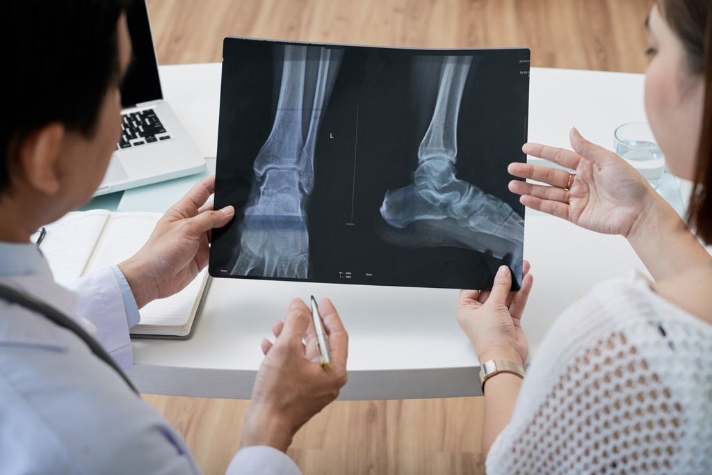 DrJPElton's tweet photo. Here’s what you need to know about heel fractures and why it's essential to treat this condition promptly.

https://t.co/Dvl7r6AuVR

#FootInjuries #brokenheel #heelpain #heelfracture #calcaneusfracture #sportsmedicine #FootSurgeon #FootDoctor #vailvalley https://t.co/zuM5X6bPdq
