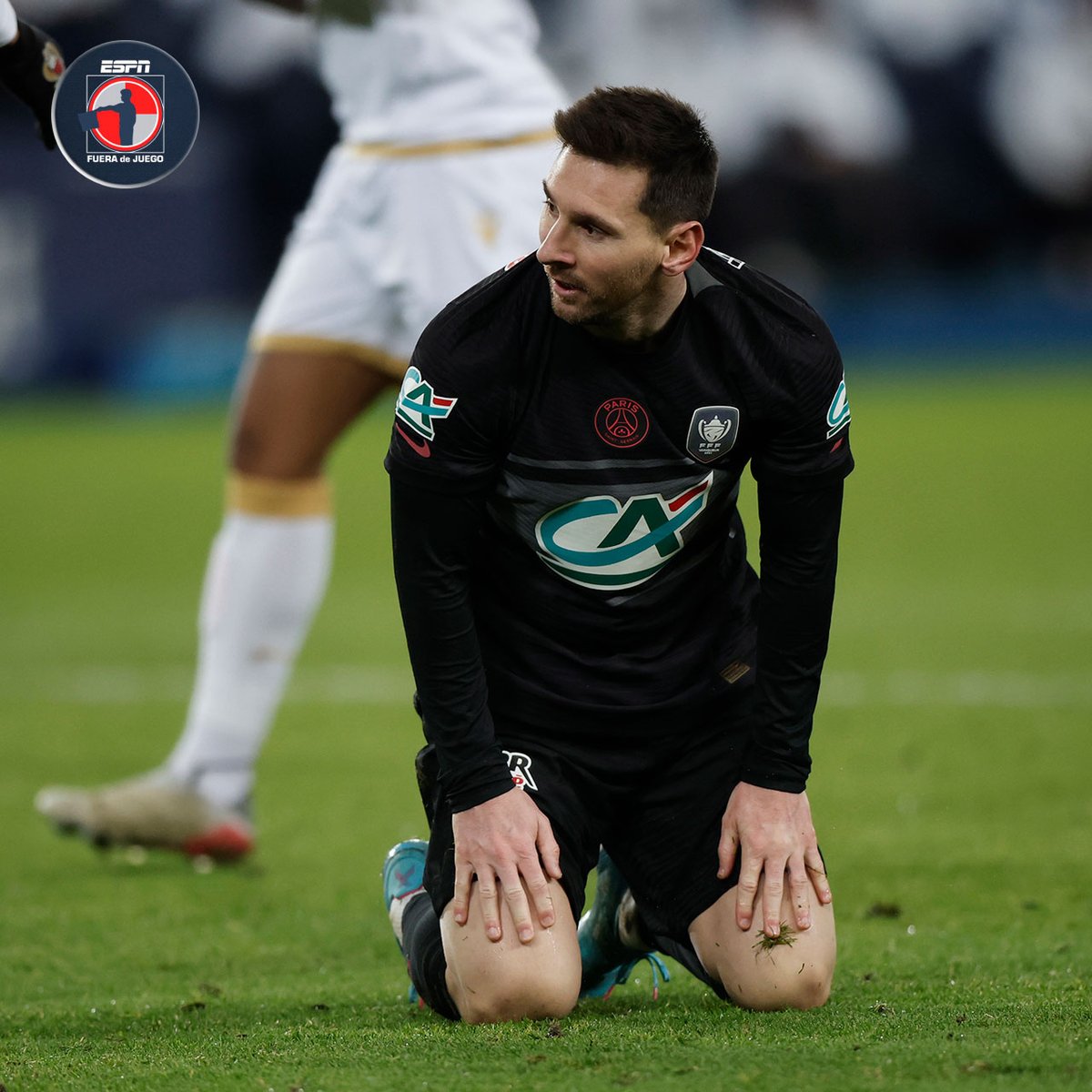 ESPN_FDJ's tweet photo. Messi viendo que se le fue la primera oportunidad de ganar un título como jugador del PSG 🤦‍♂️ https://t.co/XIj0OK5wlt