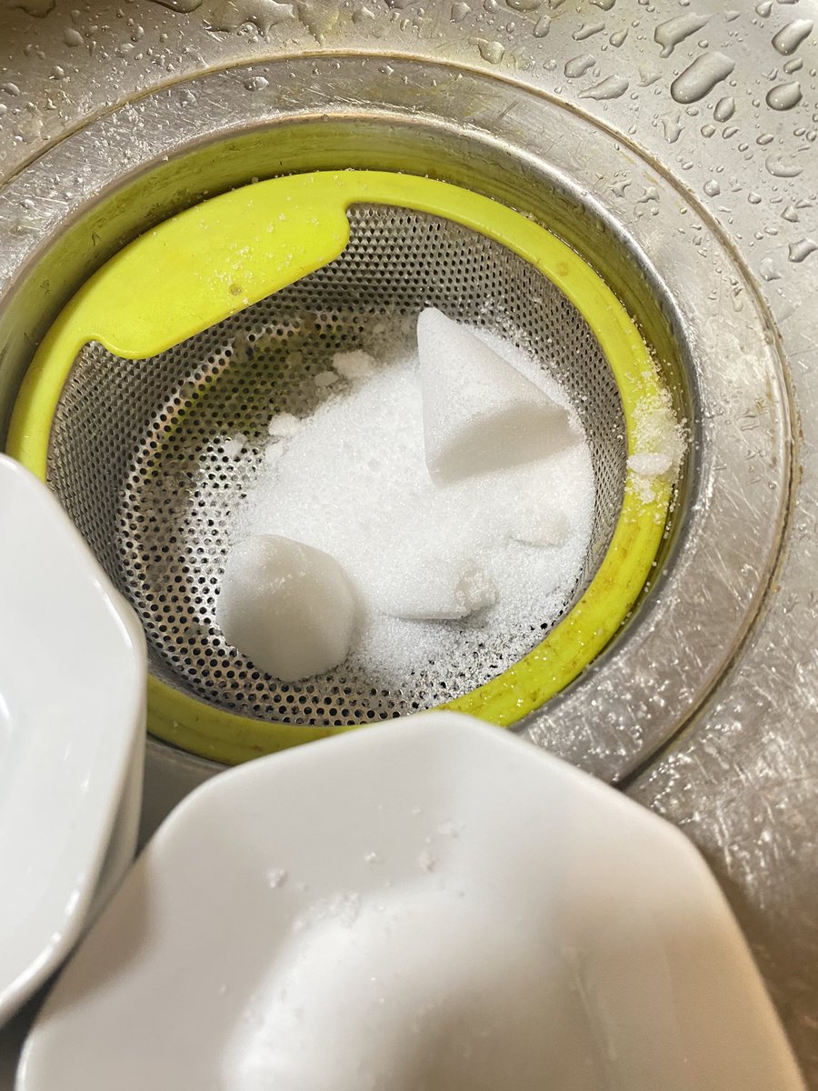 MorenaSATOMARI's tweet image. 本日は、1日。トイレと玄関掃除して、盛り塩交換。
盛り塩プロ級(どんな？笑)サクッと綺麗に作って、一発で型抜きできるようになりました。
それまで祀ってあったお塩は間違っても食べちゃダメ、アテクシは、ありがとうございました！とお礼を言いながら流してます。
#盛り塩
#monthlyroutine