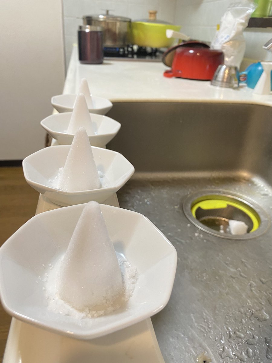 MorenaSATOMARI's tweet image. 本日は、1日。トイレと玄関掃除して、盛り塩交換。
盛り塩プロ級(どんな？笑)サクッと綺麗に作って、一発で型抜きできるようになりました。
それまで祀ってあったお塩は間違っても食べちゃダメ、アテクシは、ありがとうございました！とお礼を言いながら流してます。
#盛り塩
#monthlyroutine