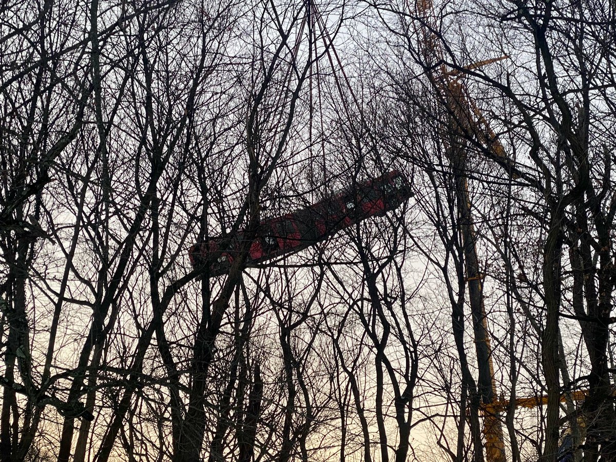 HPennebaker's tweet photo. That’s one way to remove a bus from the site of a Pittsburgh bridge collapse! 

(📸 @AmyWadas) https://t.co/BaKtovkzVU