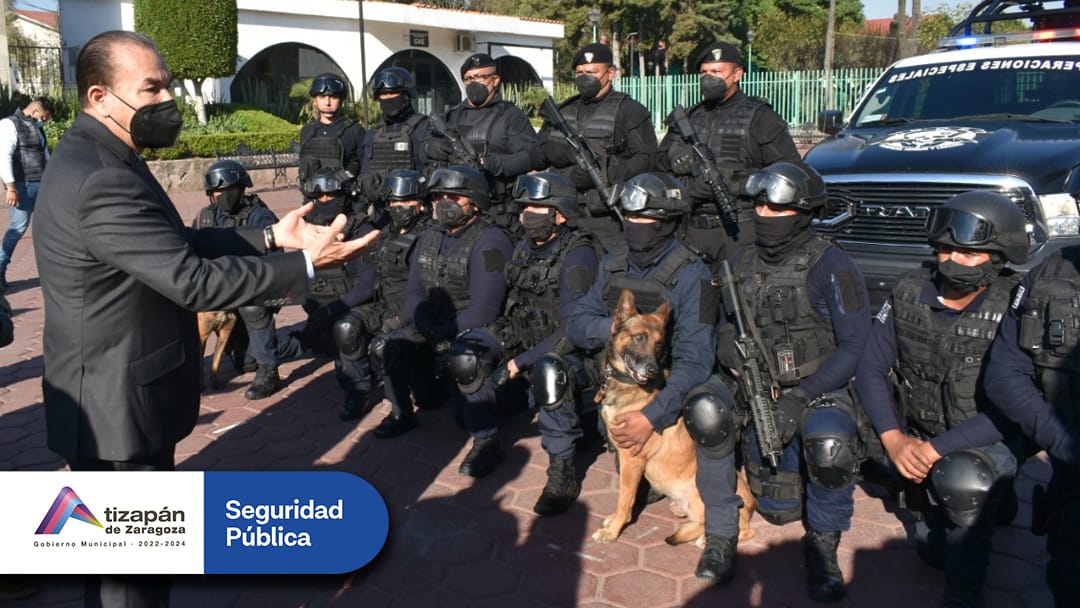 PoliciaAtizapan's tweet photo. El Presidente Municipal @Pedro_RVillegas, acompañado del Comisario @fabianrgomez, reconoció la entrega, trabajo y labor que realizan los Policías Municipales al brindar protección y seguridad a las familias de Atizapán. https://t.co/j81fQ55TJj
