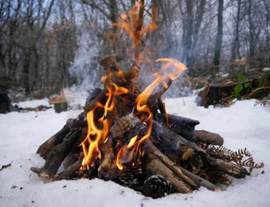 BeytoCaan's tweet photo. Hikâyeye göre adam, kadını çok seviyor, sevdikçe ruhu büyüyor, eve sığmıyor... Bülbülün çilesi, yazarın zulası... İnceden sarma bir sigara, inceden bir bardak... https://t.co/5WTwxZQMD4