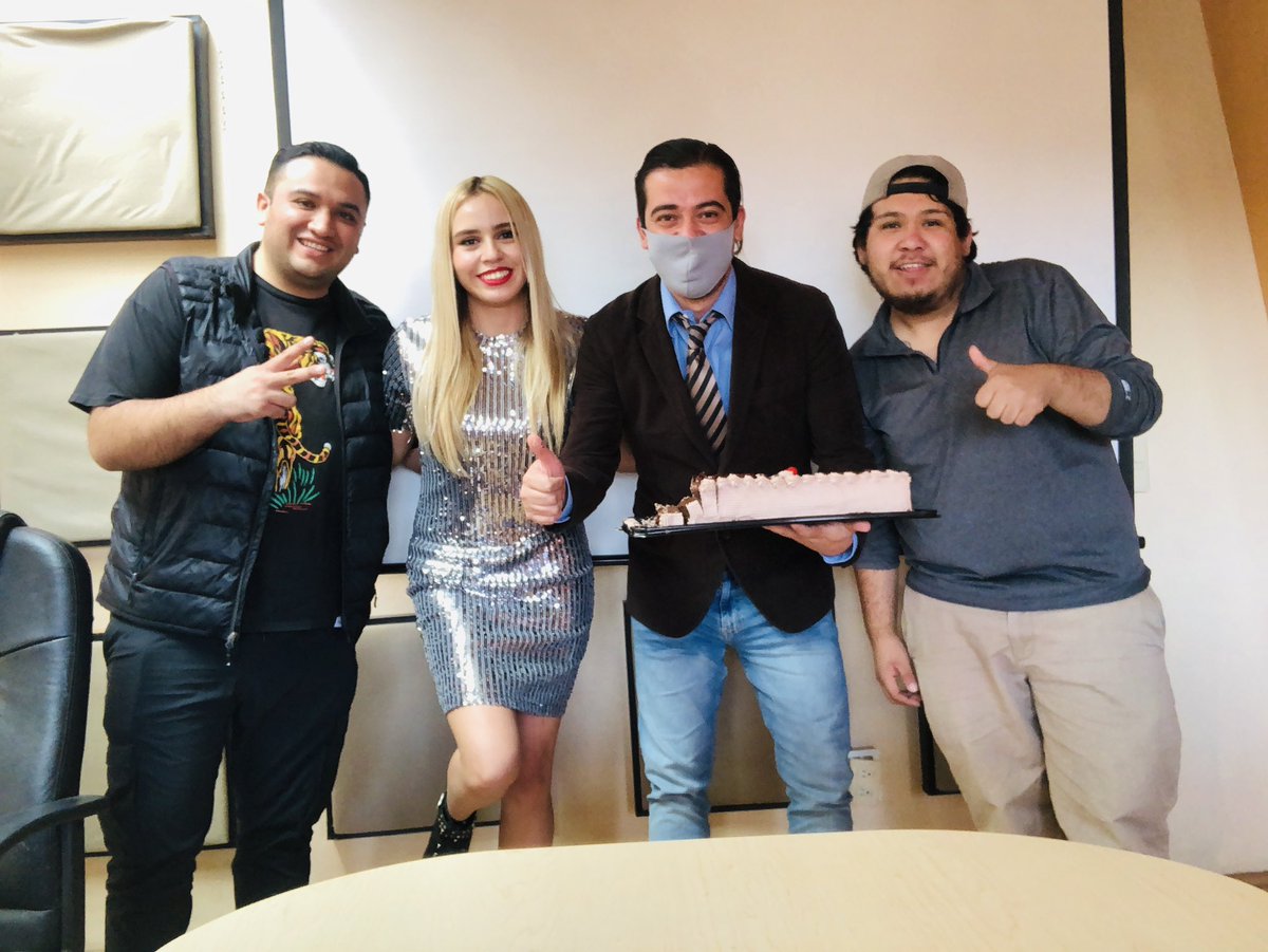 michcardenaas's tweet photo. Festejando al boss de @EcosDelQuinceo 🥳🎂🎊 por su cumpleaños! Te deseo lo mejor hoy y siempre @MarcoMalvido eres un GRAN líder💪🏻⚽️ #TeamEcos https://t.co/FyGPPdDLeg
