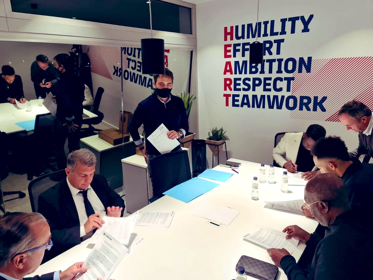 Pierre Emerick-Aubameyang a bien signé son contrat, il rejoint Barcelone pour 18 mois. L’officialisation se fera ce mardi. Auba est blaugrana. 

Il devient le troisième gabonais de l’histoire à rejoindre la Liga après Henry Antchouet (Alaves) et Lévy Madinda (Celta Vigo). Rebond.