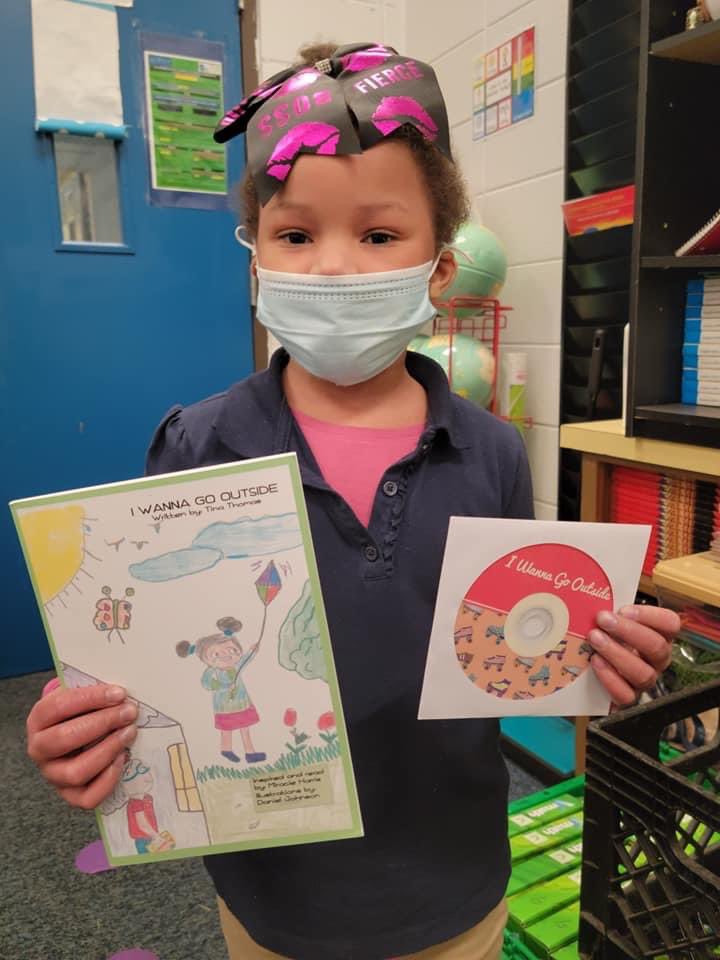 DrTameraRCarter's tweet photo. Wow, I'm so impressed! Our very own Miracle Harris inspired her mother, Tina Thomas, to write a book! Miracle also read the book and recorded it for you to enjoy! Great job! #presentengagedconnected #TeamSelmaConnected #author #inspired @SCSStudentsFir1 @SelmaSchools https://t.co/9q7q9MzC6d