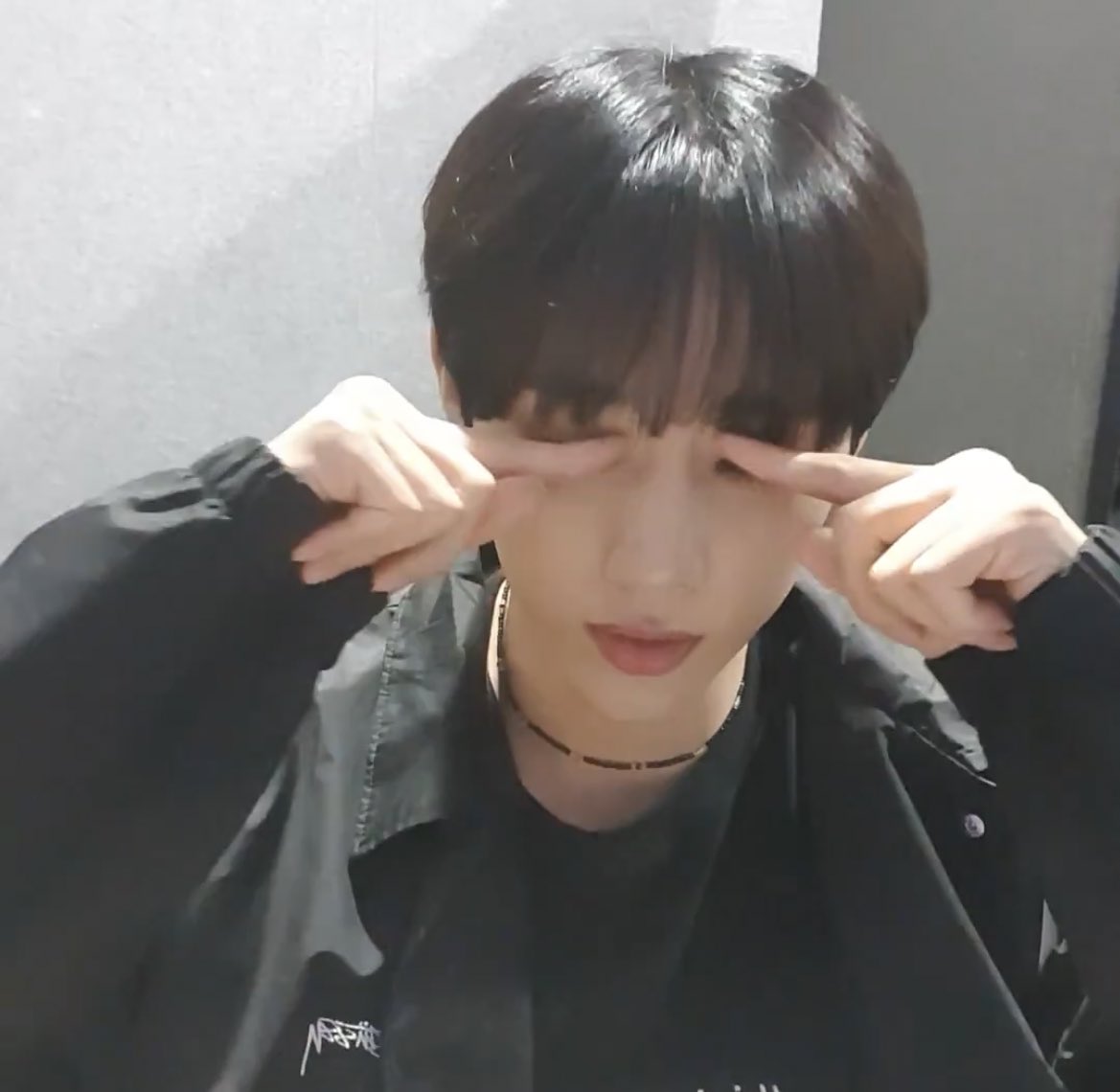 sunwoo's little habit of tidying his fringe