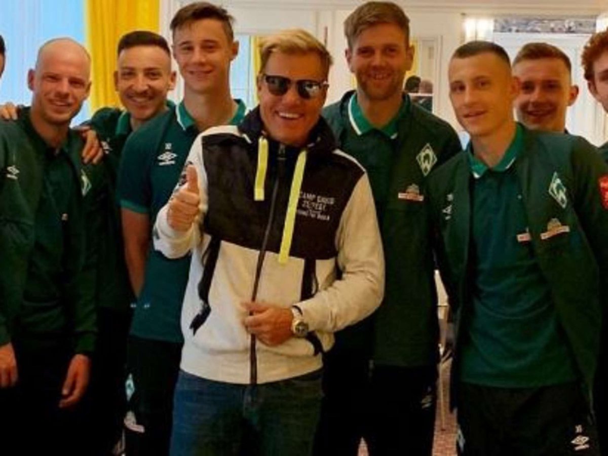 Timo_Stroemer's tweet photo. Geht für mich klar. 🖖🏻 Polemik hier dann erst wieder, wenn Bohlen Cringe-Fotos mit den Boys macht und ein neuer Verletzungsfluch #Werder den Aufstieg kostet. #StopTransfers ⛔️ #DeadlineDay #NeverForget https://t.co/yHnNDCIglS