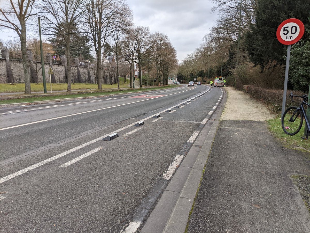 velodossier's tweet photo. A small but important step forward Brussels 👏👍
#BikeInfrastructure #PaintIsNotInfrastructure https://t.co/yyipdz024c