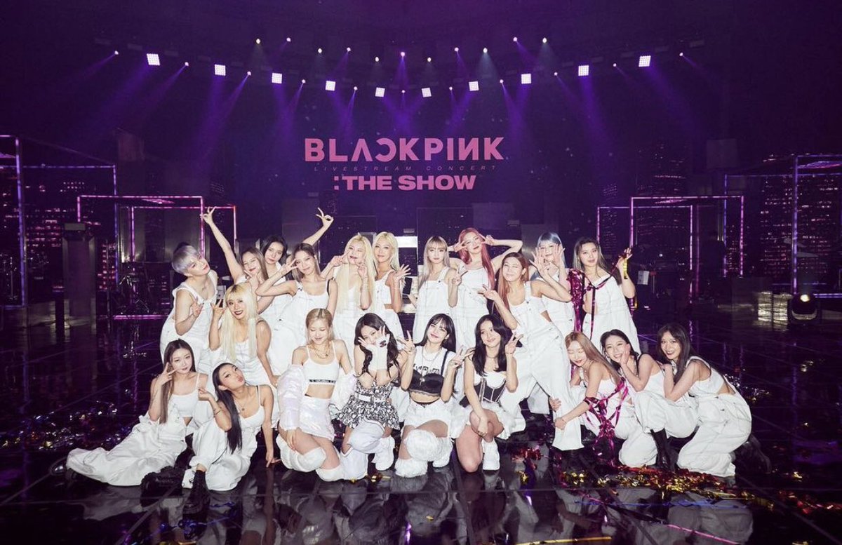 BPINKLATINO's tweet photo. Hace 1 año, BLACKPINK realizó su primer concierto en línea después del lanzamiento de THE ALBUM,logrando ser el concierto en línea con más audiencia de un grupo femenino. 

THE ANNIVERSARY
#TheShowOneYear
@BLACKPINK https://t.co/Z7WbqVf2DG
