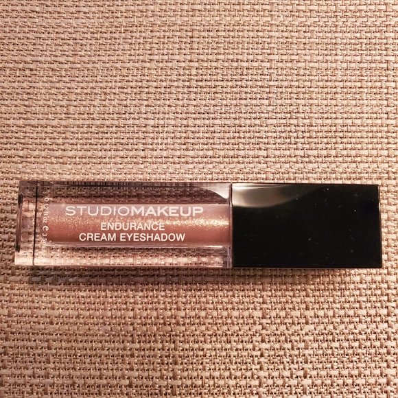 mirandasworld23's tweet photo. So good I had to share! Check out all the items I'm loving on @Poshmarkapp #poshmark #fashion #style #shopmycloset #stjohnsbay #blinc #studiomakeup: https://t.co/2pC8f7pKs4 https://t.co/EGhJapJp0m