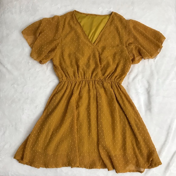 JustMegC's tweet photo. So good I had to share! Check out all the items I'm loving on @Poshmarkapp #poshmark #fashion #style #shopmycloset #walterbaker: https://t.co/VRTvtFCbAE https://t.co/YuJ93A35n7
