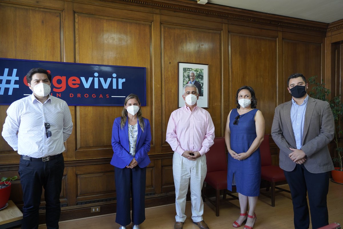 La Directora Nacional (s), Katherine Schmied, se reunió con el alcalde de @munilaja, Roberto Quintana, con el objetivo de abordar planes preventivos y estrategias para la aplicación de la Encuesta de Juventud y Bienestar en la comuna, en el marco del Plan Elige Vivir Sin Drogas.