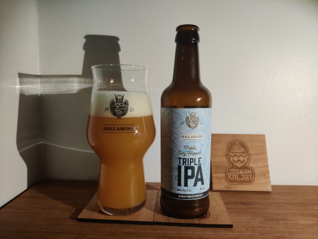 JaskanKaljat's tweet photo. Alkuviikosta luvassa muutamia olutarvioita ja sitten loppuviikosta palaamme suomalaiset pienpanimo tutuksi -sarjan pariin. Nyt arvioinnissa Alkosta löytyvät Mallaskosken panimo Triple Dry Hopped Triple IPA!
https://t.co/wLtamPGwR2
#olut #beer #craftbeer #pienpanimo https://t.co/fYBNK5RbFm