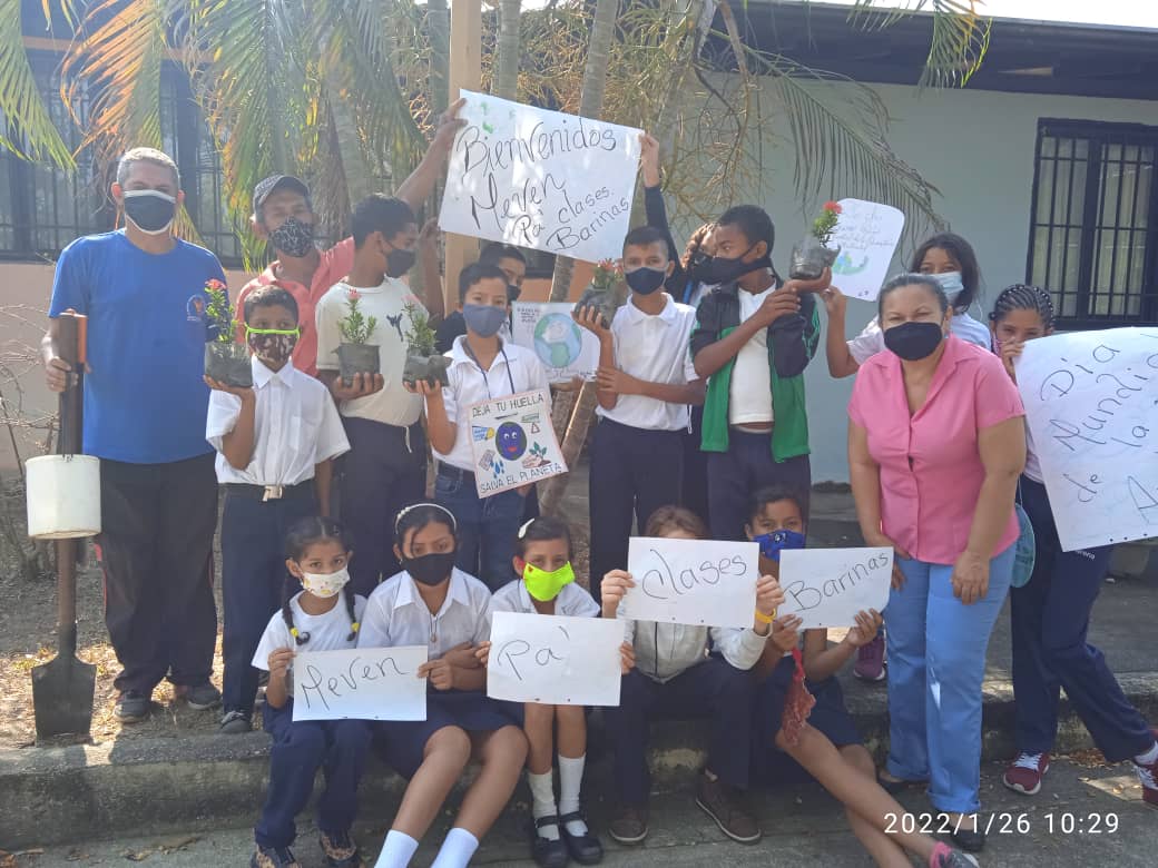 SomosMeven's tweet photo. En la Escuela Bolivariana Manuelita Sáenz ubicada en el municipio Barinas, el @mevenbarinas realizó la juramentación de brigadas ecologistas con los niños y niñas de la institución, contando con el valioso apoyo de la profesora Nancy García.

#JuegosNacionales2022 https://t.co/8CyUxC7edK