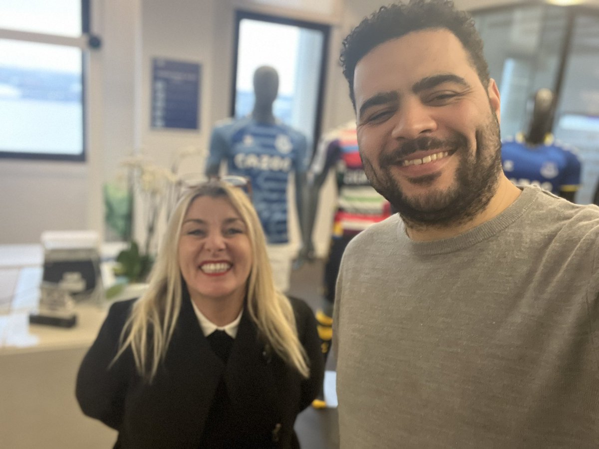SimoneRoche's tweet photo. Hanging out with the fabulous @BenOsu @Everton #liverbuildings #power4good #disruptor4goodnonon https://t.co/fDjJ6DOXWl