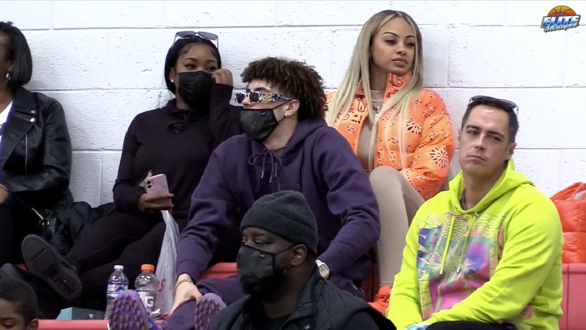 LaMelo Ball WITNESSES Mikey Williams &amp; Treymane Parker DROP 49 POINTS!! youtube.com/watch?v=l0Jg9G…