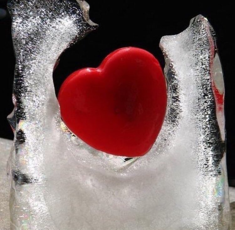 У нее на сердце лед. Лёд песня слушать. Ледяное сердце. Лед в форме сердца. У нее на сердце лед.