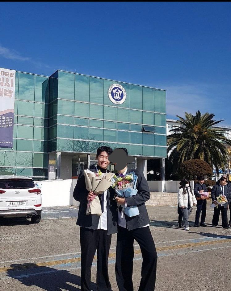 LOUD_Spain's tweet photo. | Yong Geon |

El pasado sábado Yong Geon se graduó en el instituto junto a su hermano

#YongGeon #LOUD #JLouders https://t.co/N3r0zZ31qr